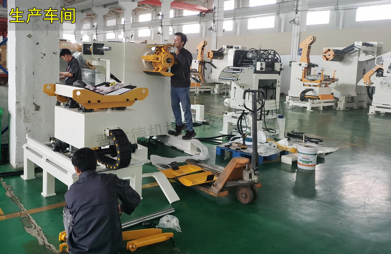 三合一送料機(jī)五一加班生產(chǎn) 三合一送料機(jī)五一加班生產(chǎn)