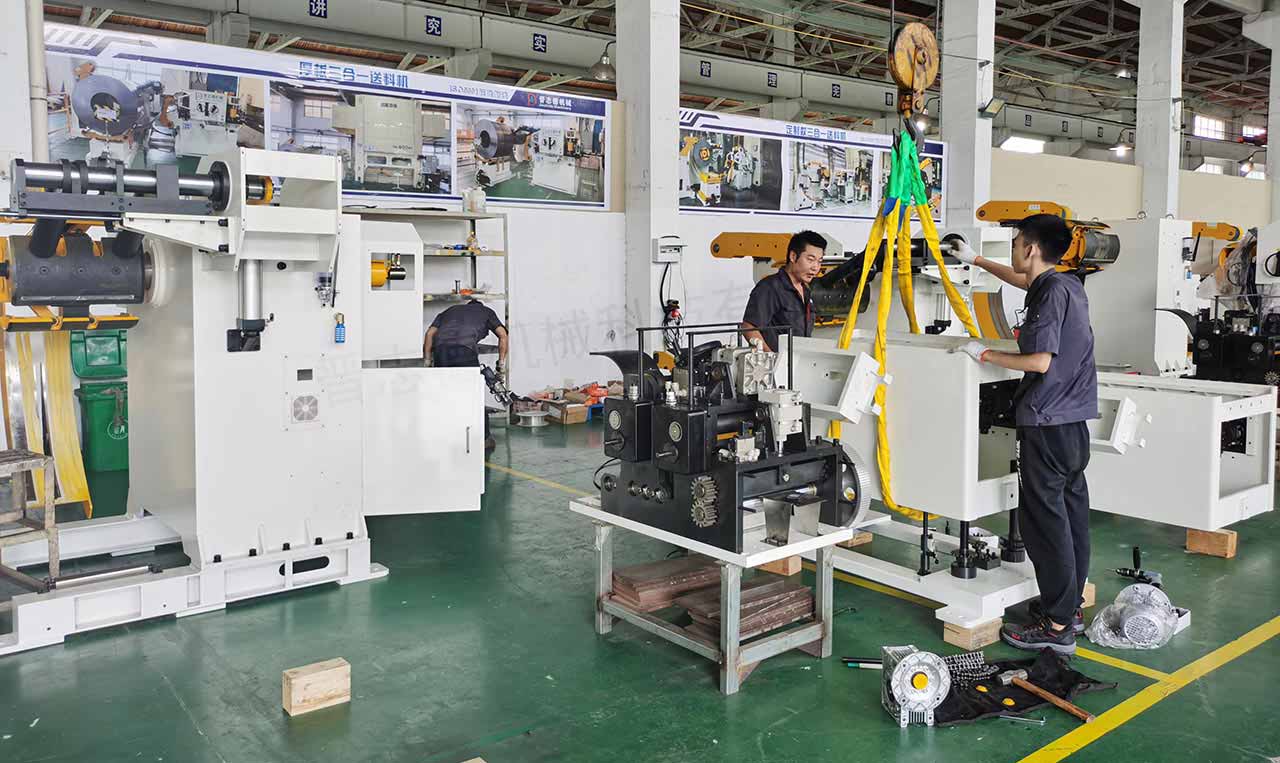 三合一送料機生產(chǎn)車間 三合一送料機生產(chǎn)車間