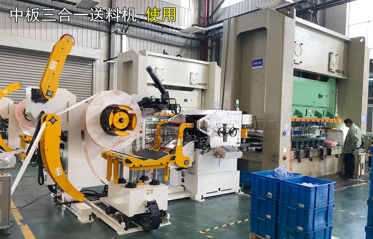 汽車沖壓送料機(jī) 汽車沖壓送料機(jī)