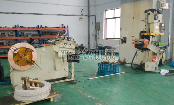 料架兼整平機(jī)配NC送料機(jī) 料架兼整平機(jī)配NC送料機(jī)