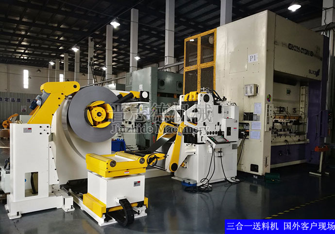 三合一送料機(jī)國(guó)外客戶現(xiàn)場(chǎng)