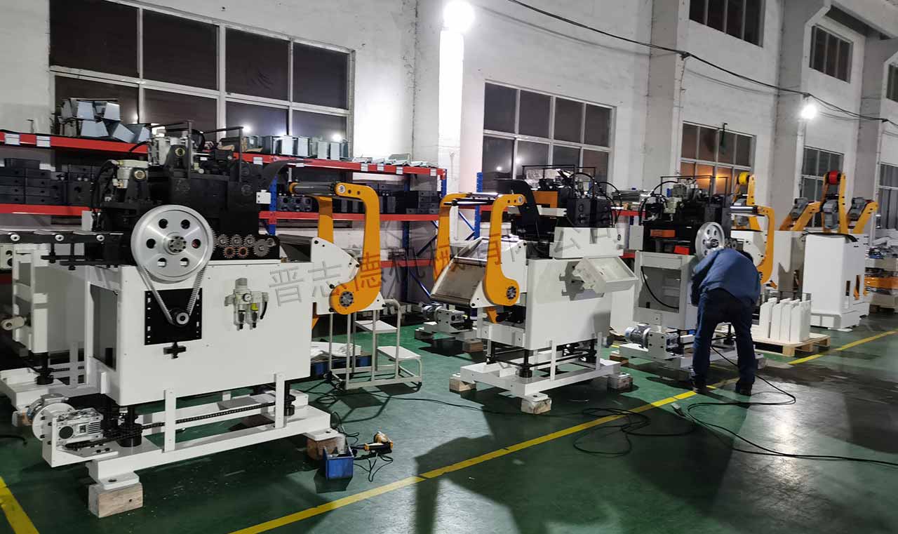 送料機工廠中秋節(jié)裝配 送料機工廠中秋節(jié)裝配