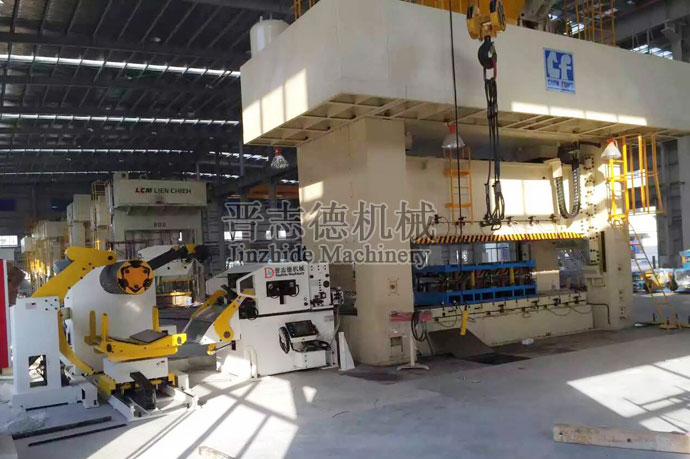 配液壓剪刀三合一送料機(jī) 配液壓剪刀三合一送料機(jī)