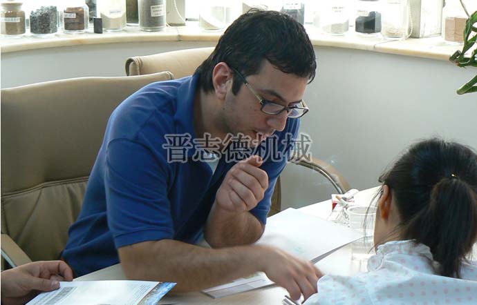 客戶交談送料機設(shè)備