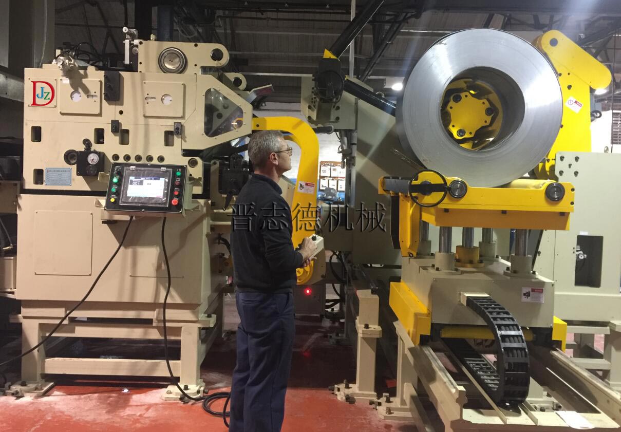 美國客戶操作三合一送料機 美國客戶操作三合一送料機