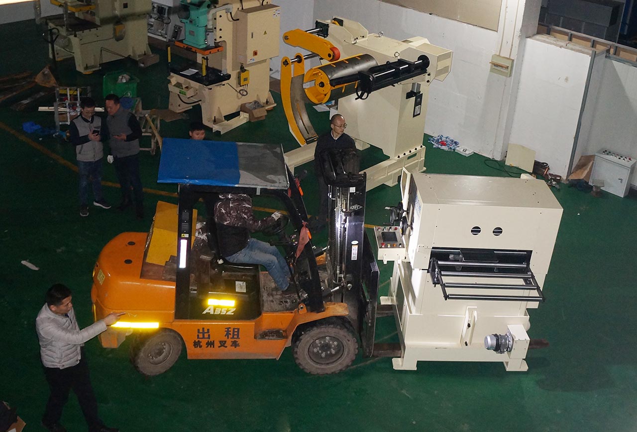 送料機(jī)連夜裝車(chē)