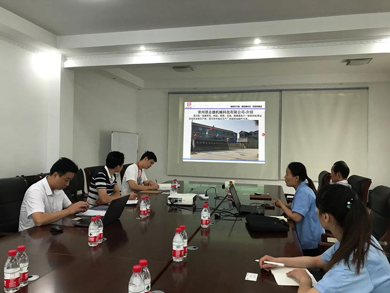 山東客戶(hù)來(lái)訪送料機(jī)廠 山東客戶(hù)來(lái)訪送料機(jī)廠