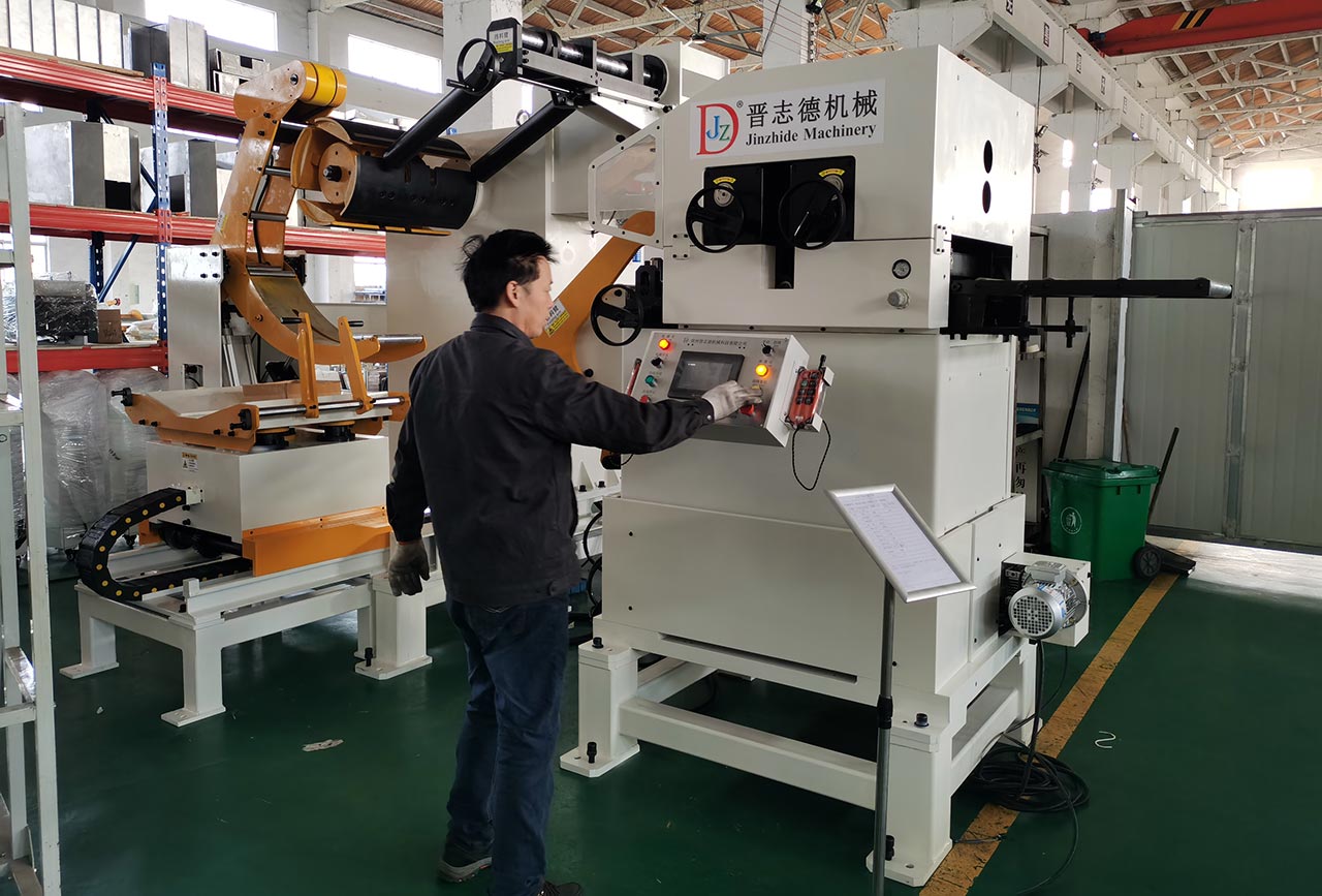 上??蛻艨疾烊弦凰土蠙C(jī) 上海客戶考察三合一送料機(jī)