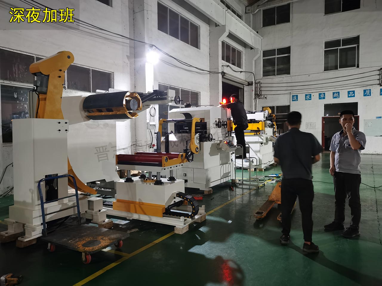 三合一送料機深夜加班生產 三合一送料機深夜加班生產