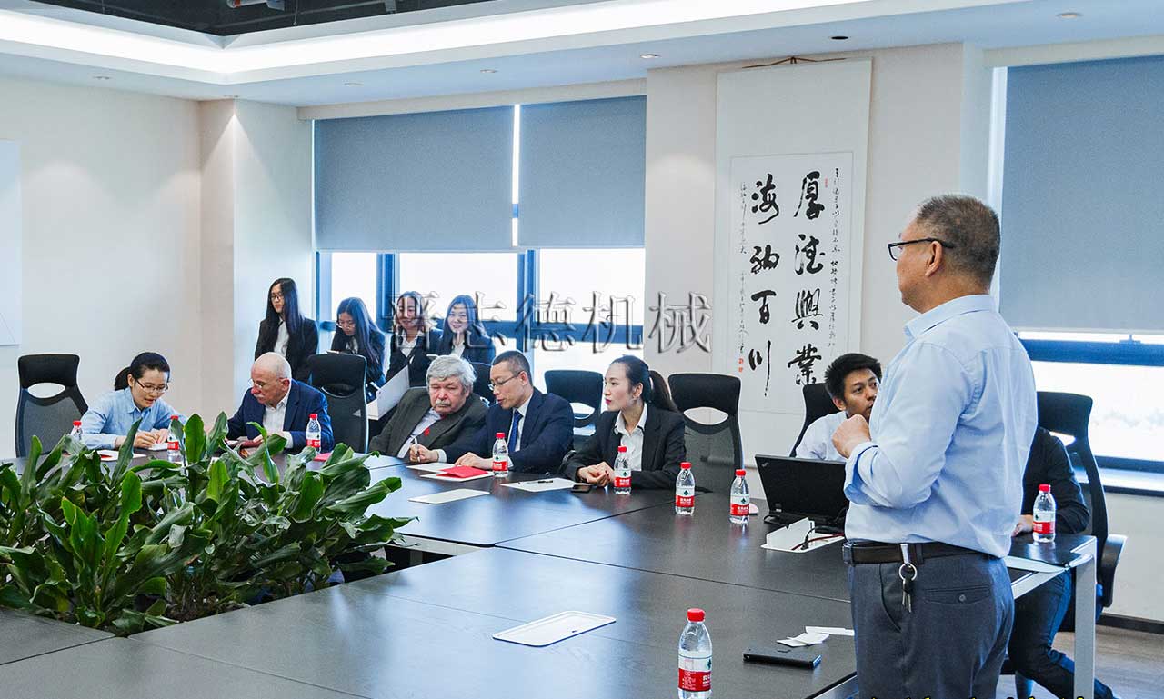 烏克蘭客戶來訪沖床廠,烏克蘭客戶來訪送料機(jī)廠 烏克蘭客戶來訪沖床廠,烏克蘭客戶來訪送料機(jī)廠