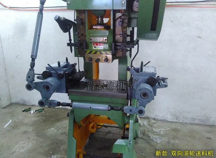 雙向滾輪送料機,一送一拉式滾輪送料機 雙向滾輪送料機,一送一拉式滾輪送料機