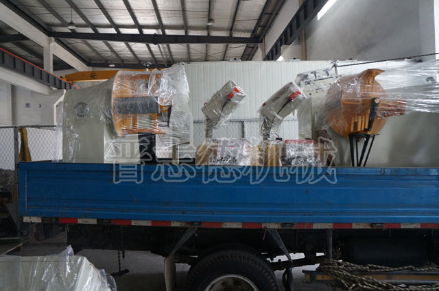 送料機設(shè)備裝車出貨