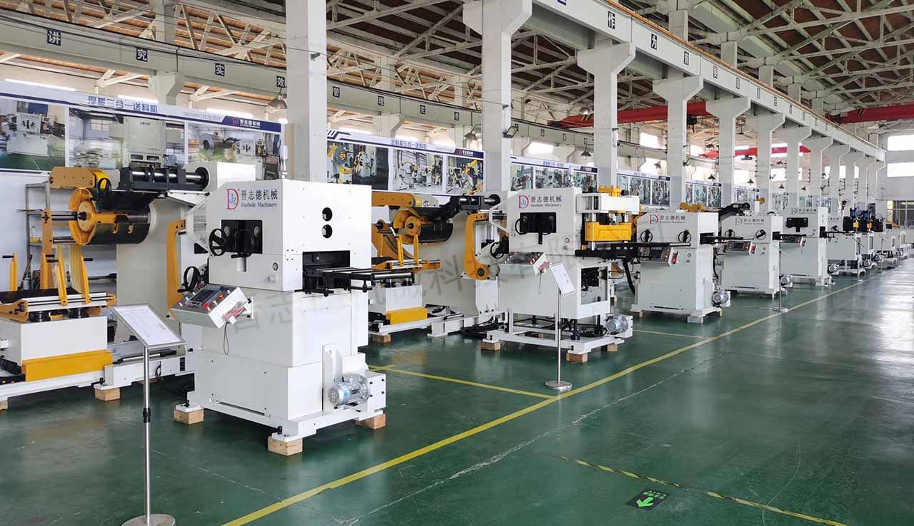 員工增援三合一送料機(jī)生產(chǎn) 員工增援三合一送料機(jī)生產(chǎn)