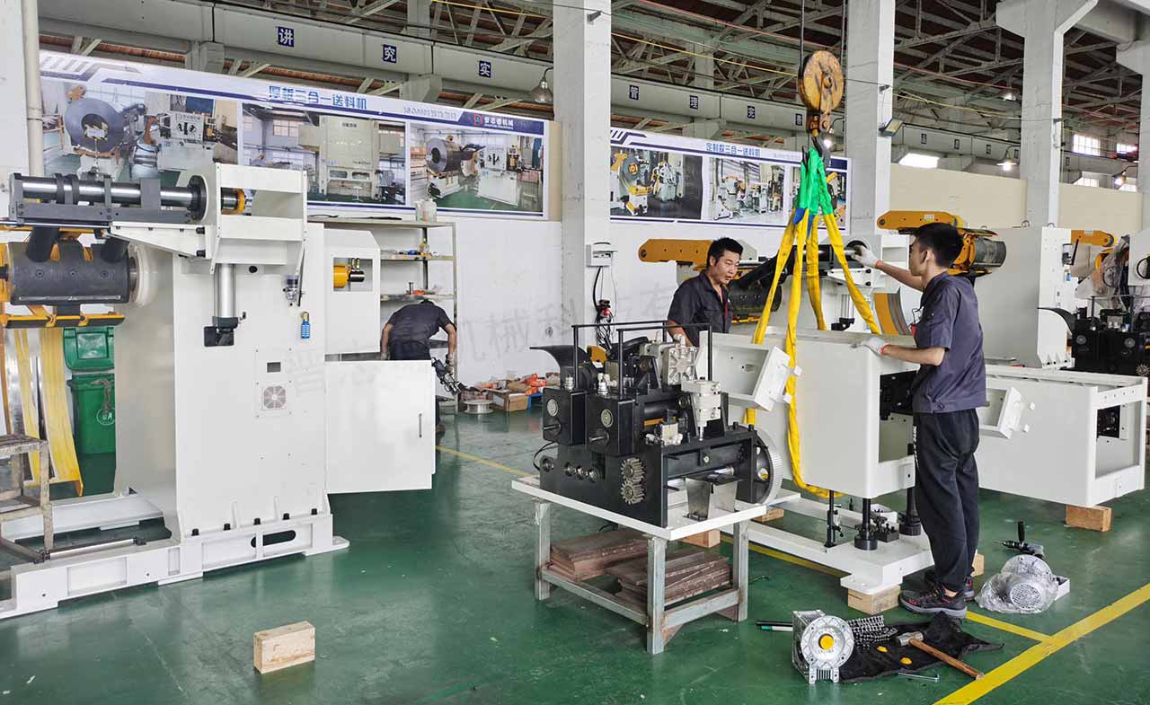 員工增援三合一送料機(jī)生產(chǎn)車間 員工增援三合一送料機(jī)生產(chǎn)車間