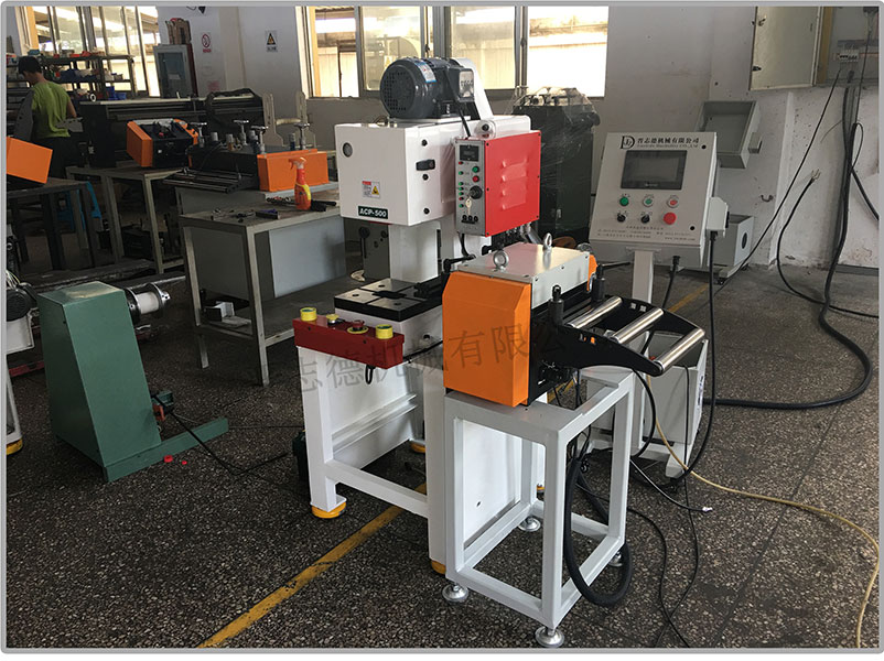 桌上型精密沖床使用,桌上精密沖床配NC送料機(jī) 桌上型精密沖床使用,桌上精密沖床配NC送料機(jī)